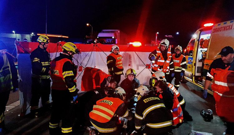 Mladík spadl z mostu na D5, těžce se zranil. Policie prověřuje pokus o sebevraždu