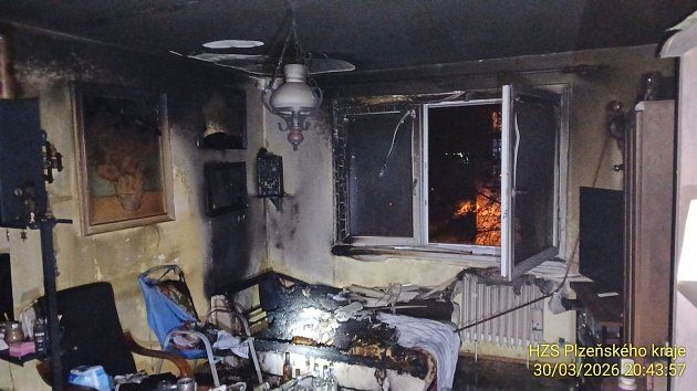 Muž po pondělním požáru bytu na Slovanech zemřel, hasiči evakuovali 35 lidí