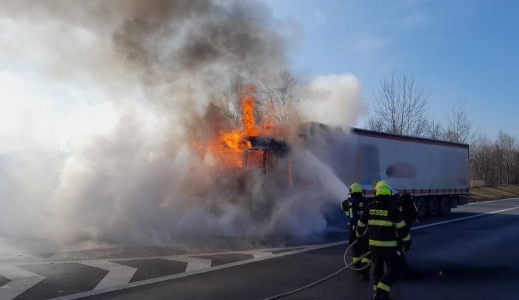 Na D5 Hořel kamion s papírem