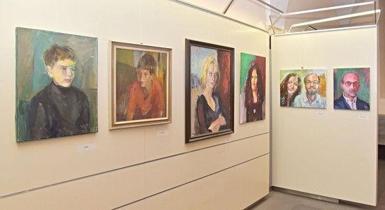 Nastavené tváře v mázhauzu radnice, výstava Květy Monhartové