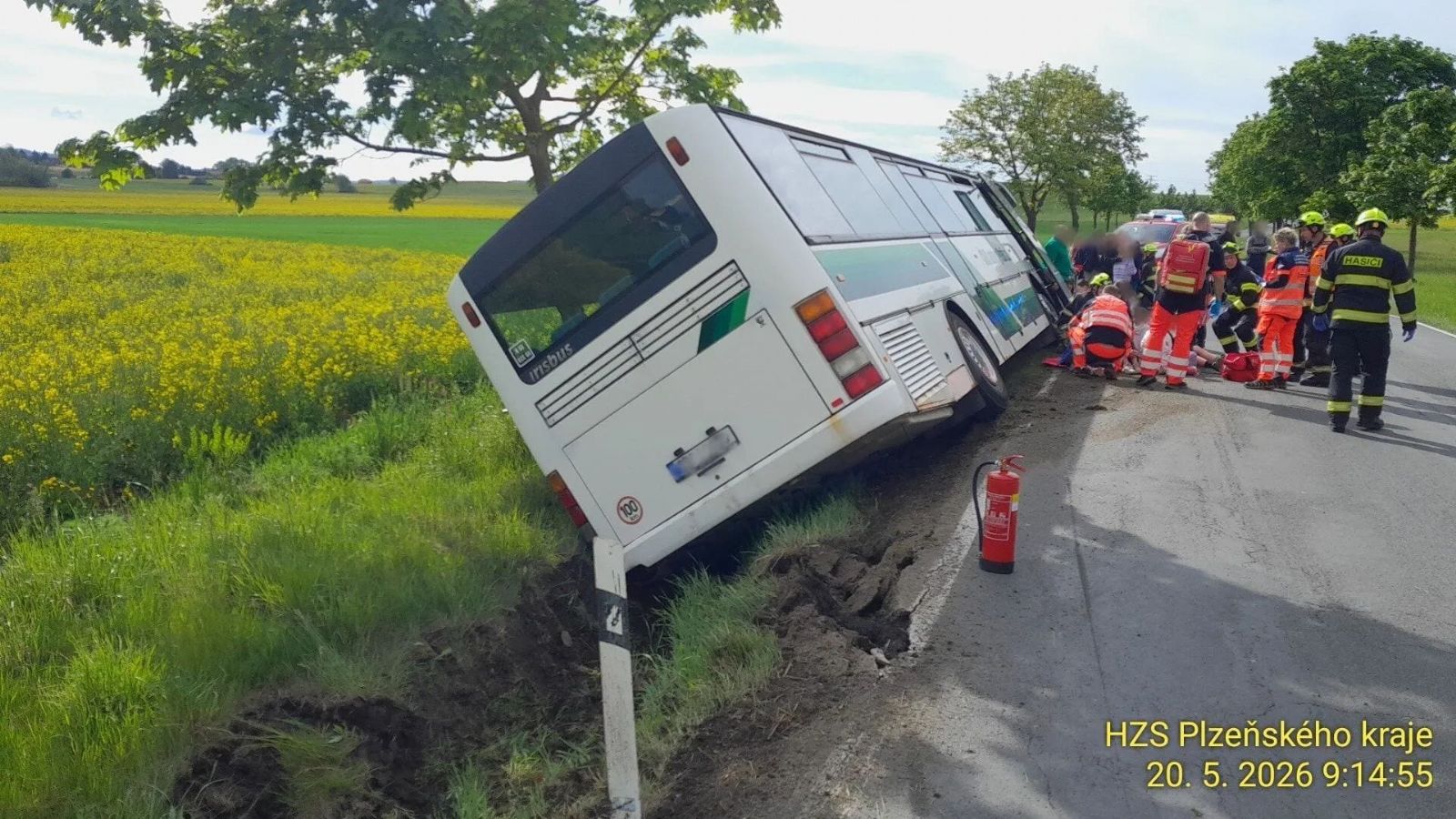 Nehoda autobusu plného dětí uzavřela silnici u Oseku. Zranění jsou podle prvních zpráv lehká