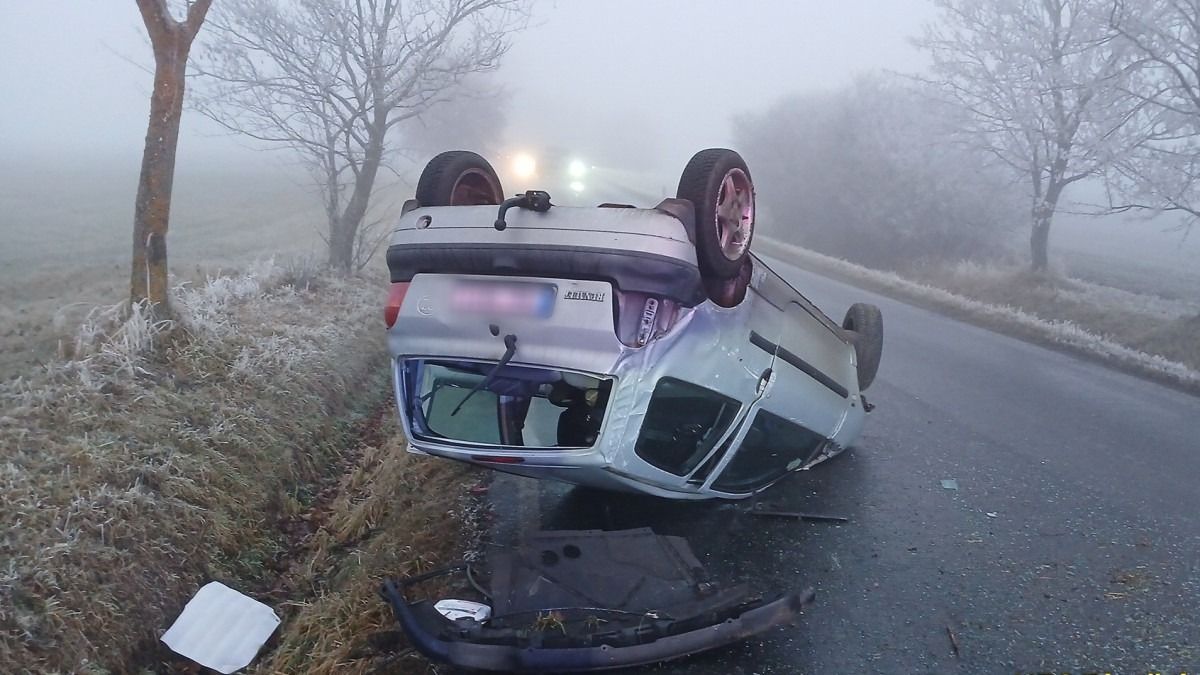 Nehoda na silnici 177 - Auto na střeše, dva zranění