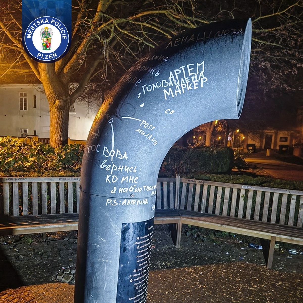 Ničit je pro někoho zábava. Neznámý vandal posprejoval plzeňský Poesiomat