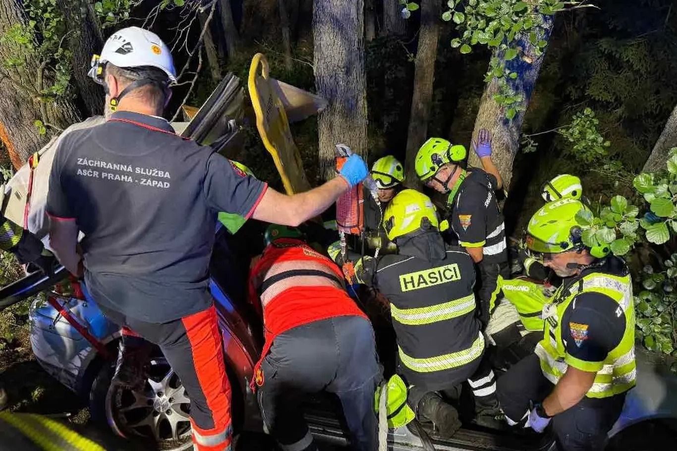 Noční nehoda na Klatovsku skončila tragicky. Padesátiletá žena zemřela po nárazu do stromu