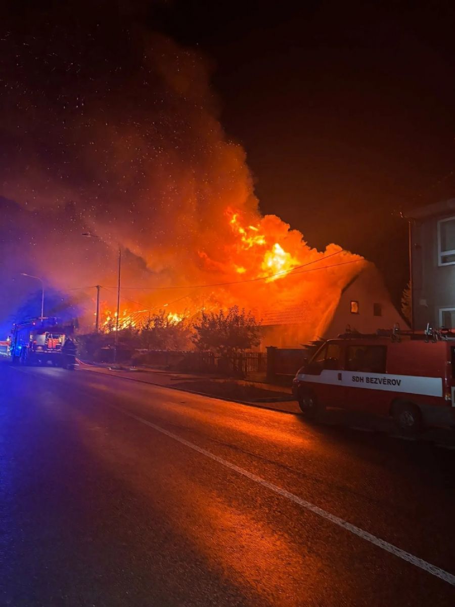 Noční požár v Bezvěrově zasáhl čtyři domy. Dva lidé se zranili, škoda je 18 milionů