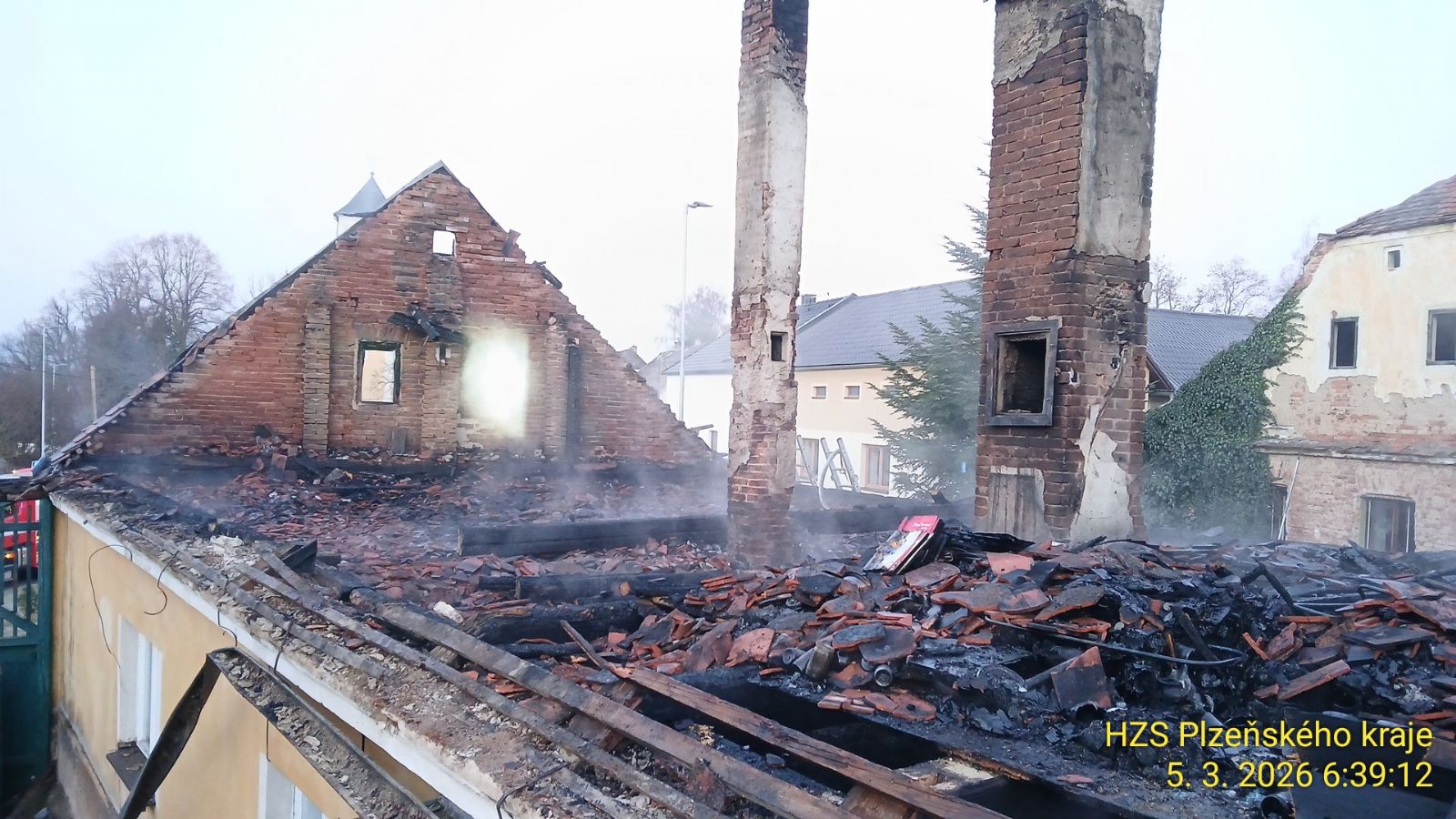 Noční požár v Meclově zničil střechu domu, škoda přes milion Kč