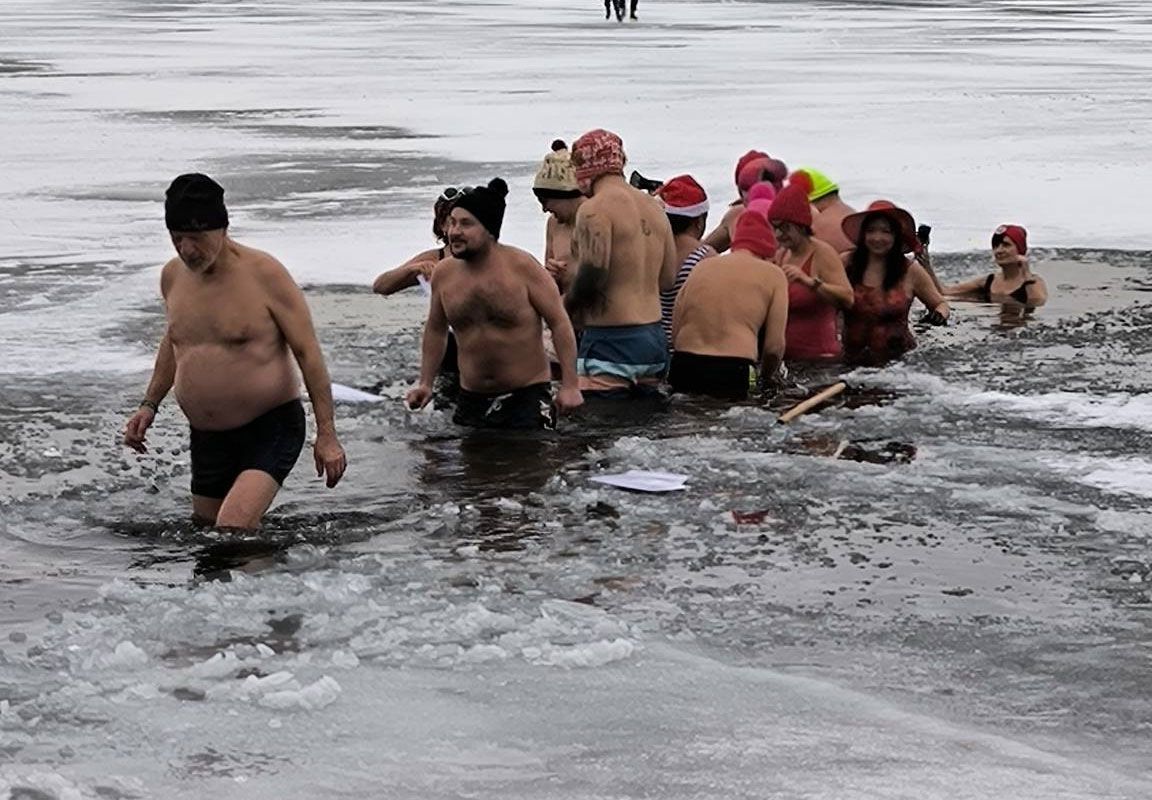 Novoroční koupání 25 otužilců v plzeňském Boleváku