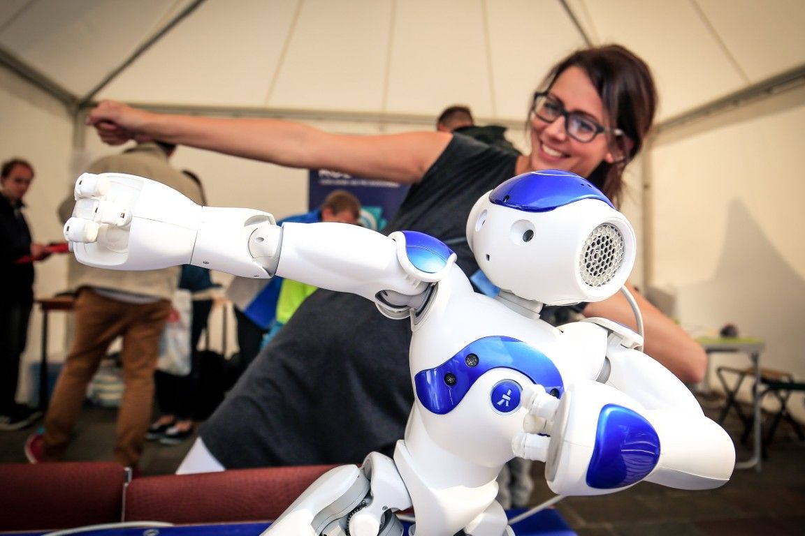 O víkendu ZČU promění Náměstí Republiky v otevřenou laboratoř. Vyzkoušíte roboty a resuscitaci