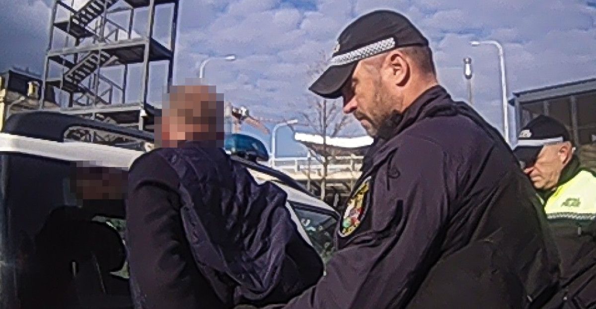 Odmítl se prokázat, prý zná zákony. Hlídka ho ale znala taky, byl hledaný