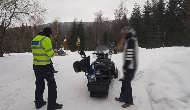 Opilec na skútru napadl policistu na Špičáku