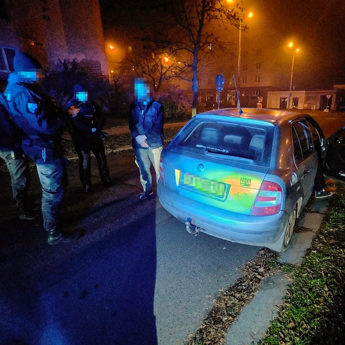 Opilý řidič bez řidičáku si zpestřil jízdu po chodníku