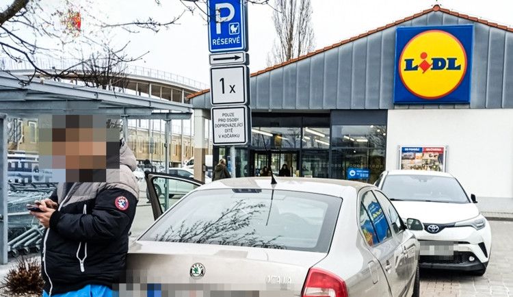 Parkoval na stání pro rodiče s kočárkem s 23 let neplatným řidičákem