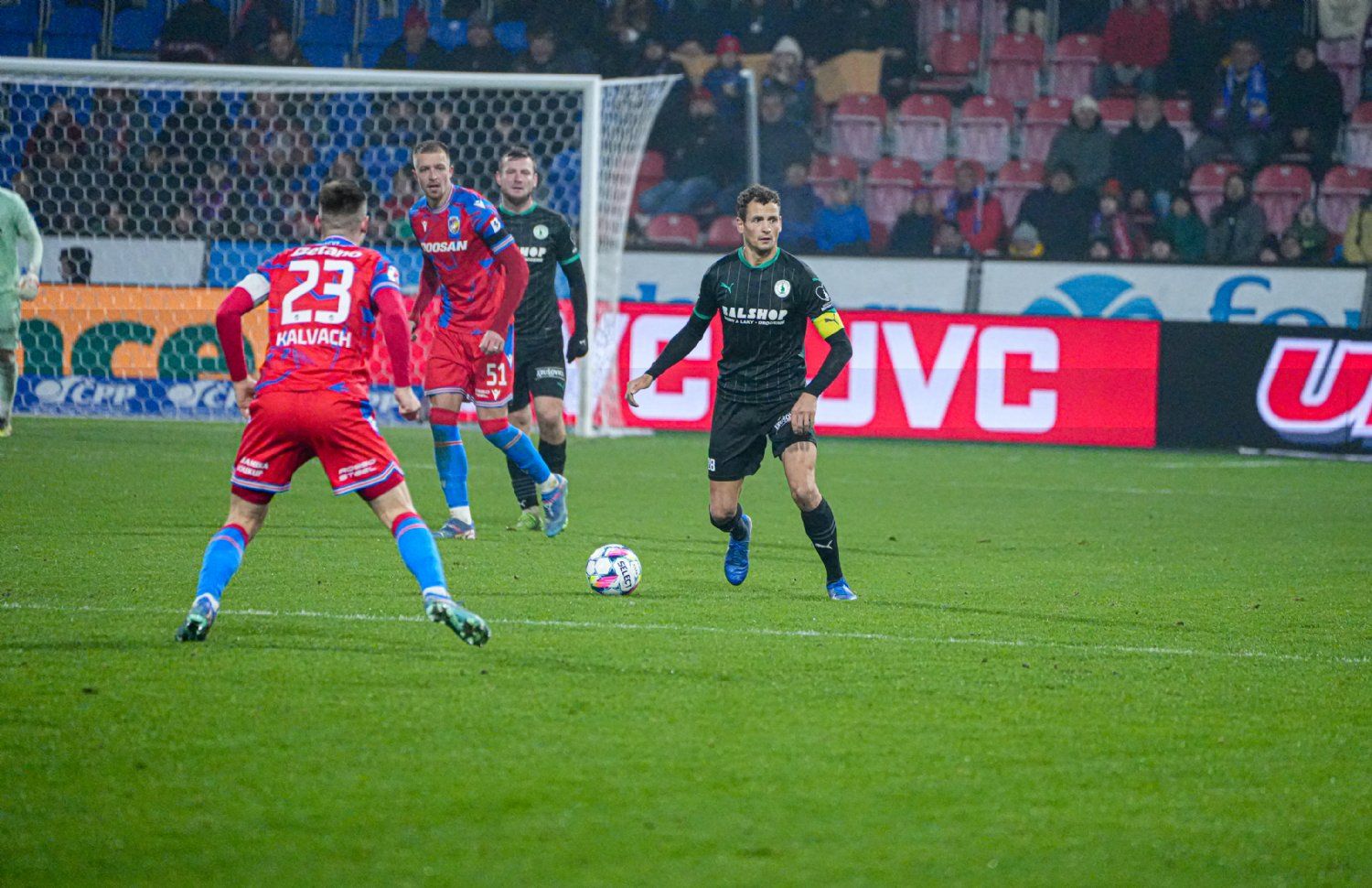 Plzeň doma skolila Bohemians 2:0, hosty zlomilo i vyloučení Frühwalda