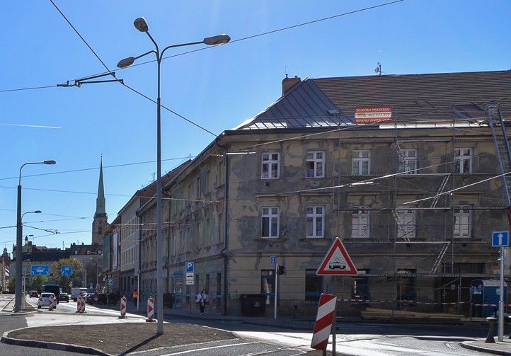 Plzeň opraví fasádu domu naproti Novému divadlu. Uvolní na ni sedm milionů