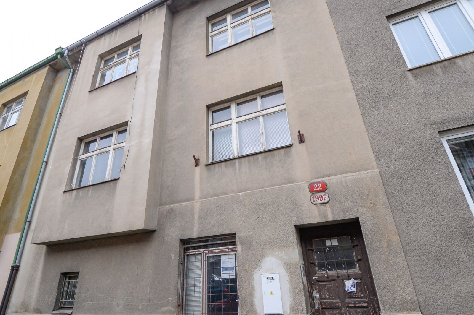 Plzeň opravuje dům v Bolzanově ulici. Vznikne pět bytů pro lidi v bytové nouzi