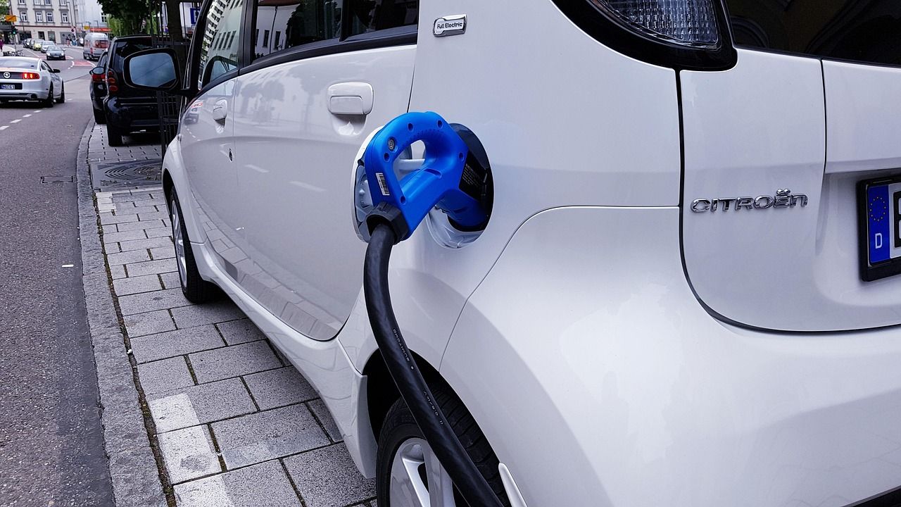 Plzeň zrušila parkování pro elektromobily zdarma, Praha chystá stejný krok