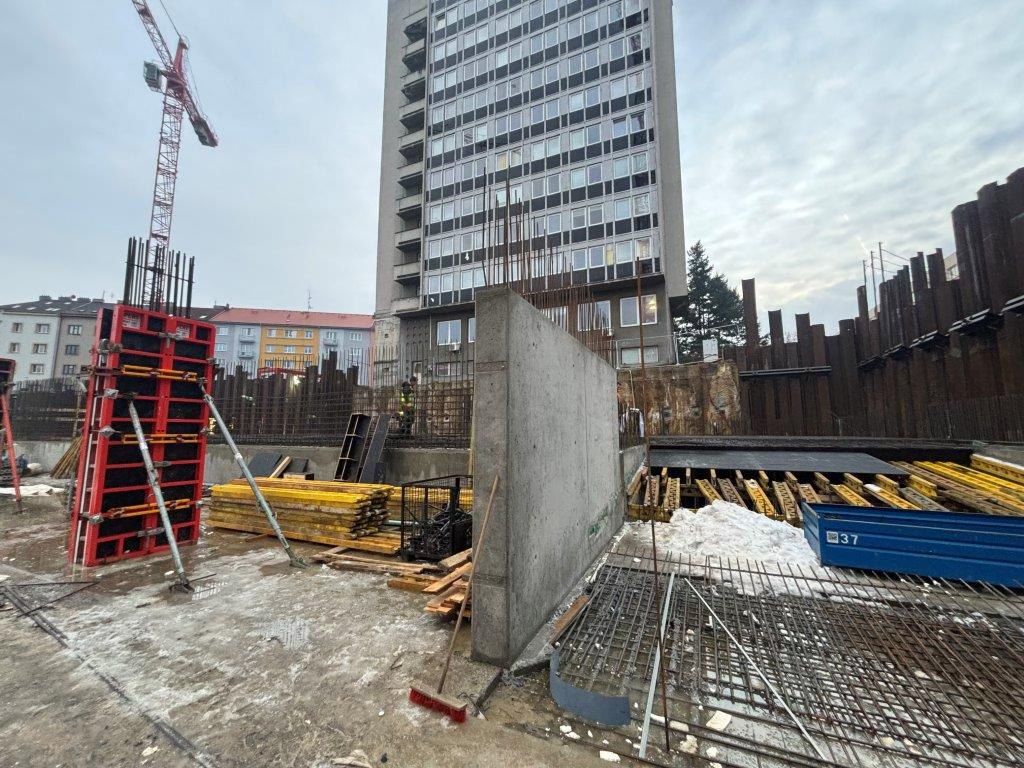 Plzeňské věže Sisters už rostou nad zemí. Stavba má teď přidávat patro za patrem