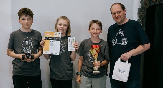 Plzeňští školáci ovládli Droid Games. Centrum robotiky zaplnili mladí programátoři