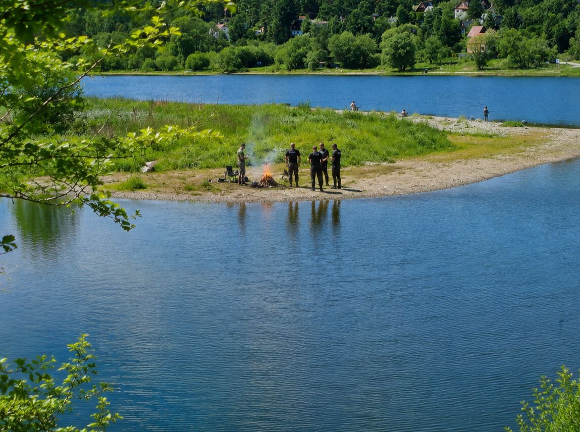 Policisté u Hracholusek zkontrolovali 190 lidí, čtyřem rybářům zadrželi povolenky