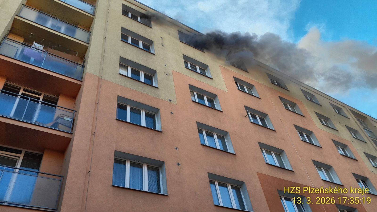 Požár bytu na Sokolovské v Plzni vyžádal evakuaci 22 lidí. Záchranáři ošetřili tři osoby