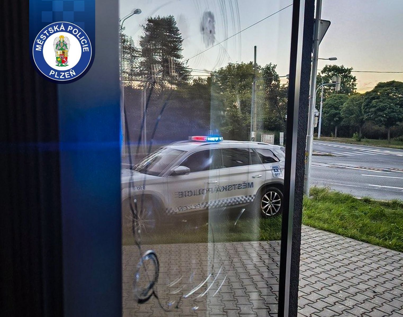 Pozvání na kávu skončilo rozbitými dveřmi. Žena ve Zborovské nadýchala 1,64 promile