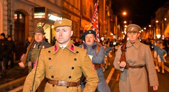 Průvod světel okouzlil tisíce plzeňáků při oslavách vzniku Československa