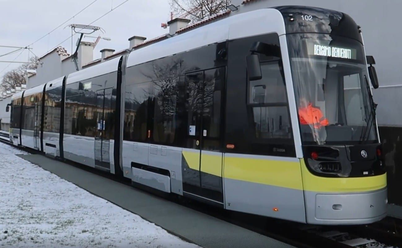 První tramvaj od Škody s antikolizním systémem už jezdí v Bergamu