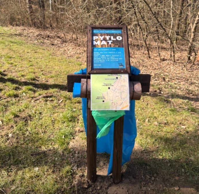 Pytlomaty jsou zpět. Na Nové Hospodě můžete spojit procházku v lese s úklidem