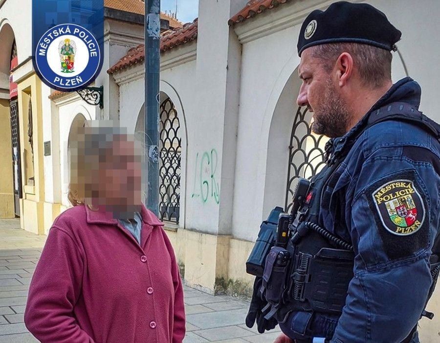 obrázek: Řidič v Plzni pomohl dezorientované seniorce. Strážníky přivolal kvůli špatnému pocitu