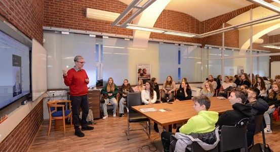 Sedmáci v Plzni dostanou mediální výchovu, město je chce chránit na internetu