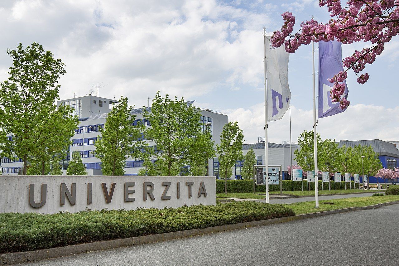 Skandál na Západočeské univerzitě - studenti stipendia vraceli děkanovi