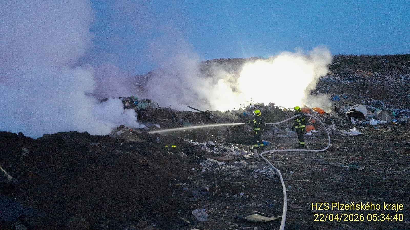 Skládka u Dobřan znovu v plamenech. Hasiči se na Vysokou vraceli už podruhé během pár dnů