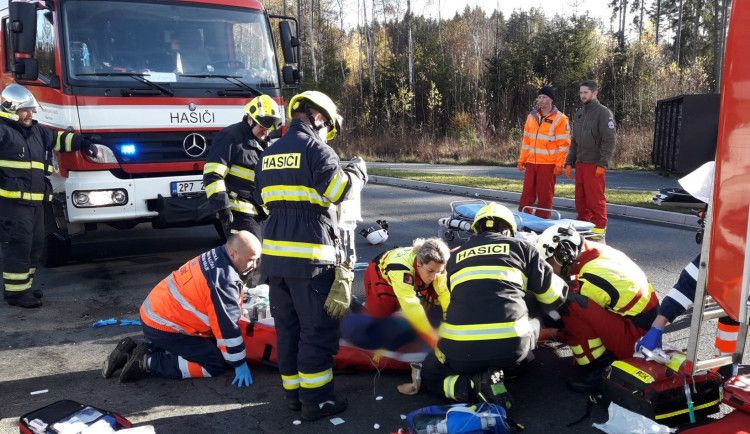 Smrtelná nehoda u Plzně, po nárazu do stromu zemřela řidička Škody Fabia