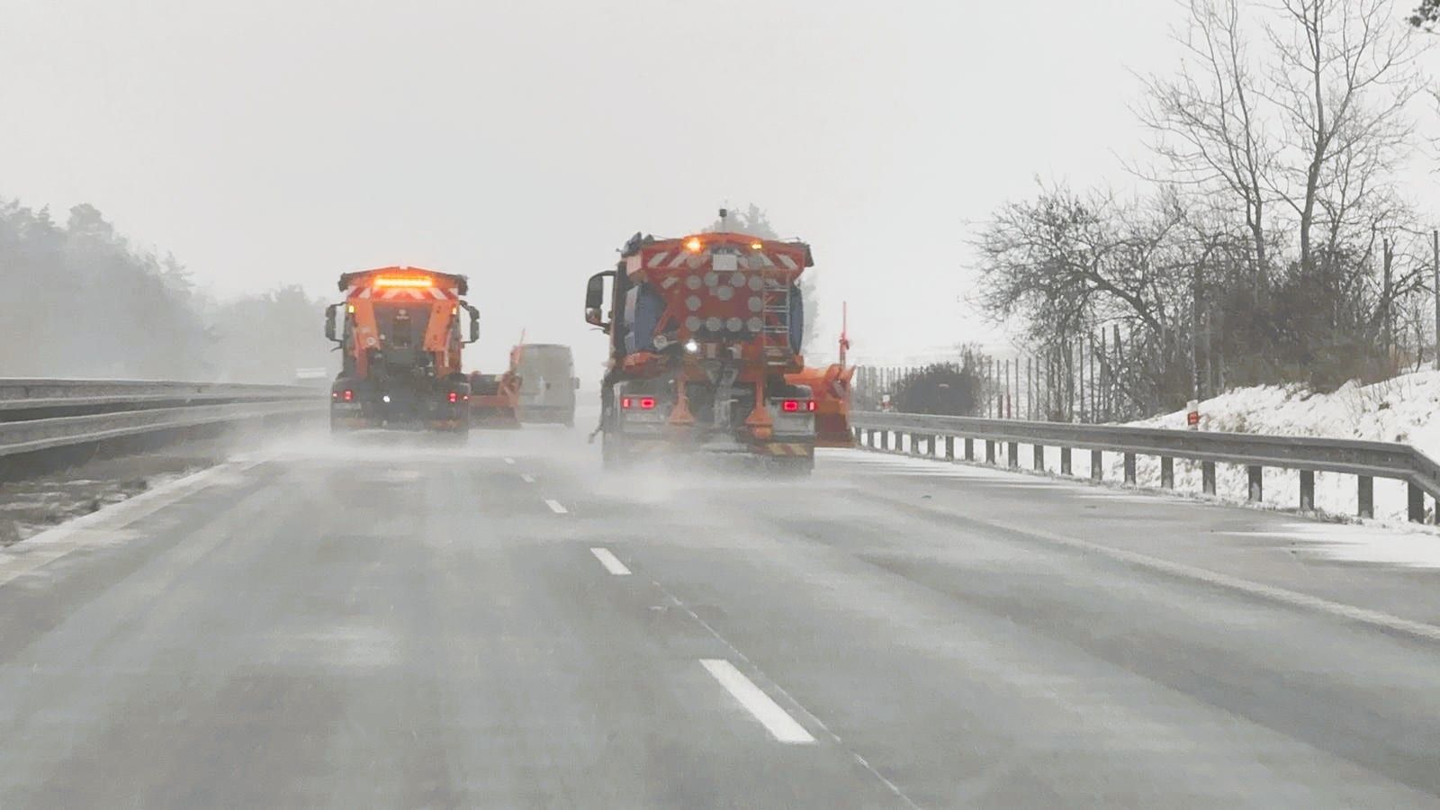 Plzeňsko zažilo ranní sněhový kolaps, D5 paralyzována hodiny