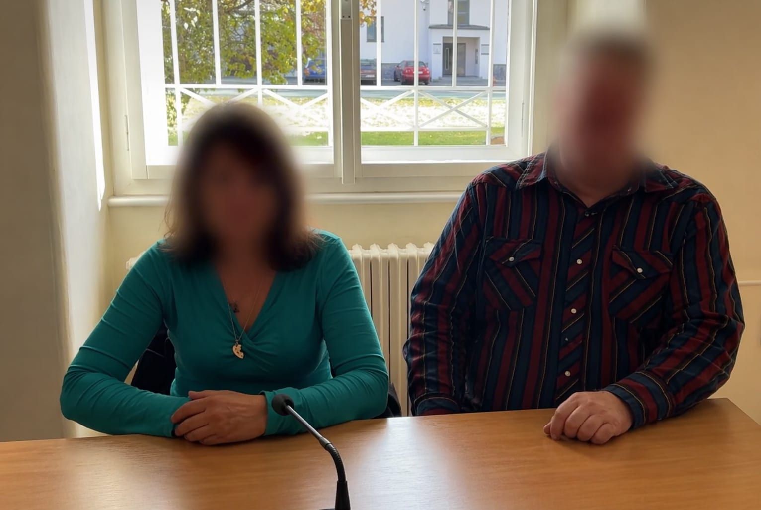 Soud znovu potrestal tyranské rodiče z Klatovska. Nevlastní dcera žila v boudě a trpěla hladem