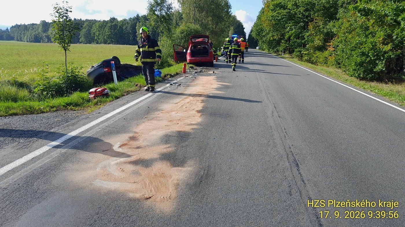 Srážka u Mýta skončila autem na střeše. Policie prověřuje náraz zezadu