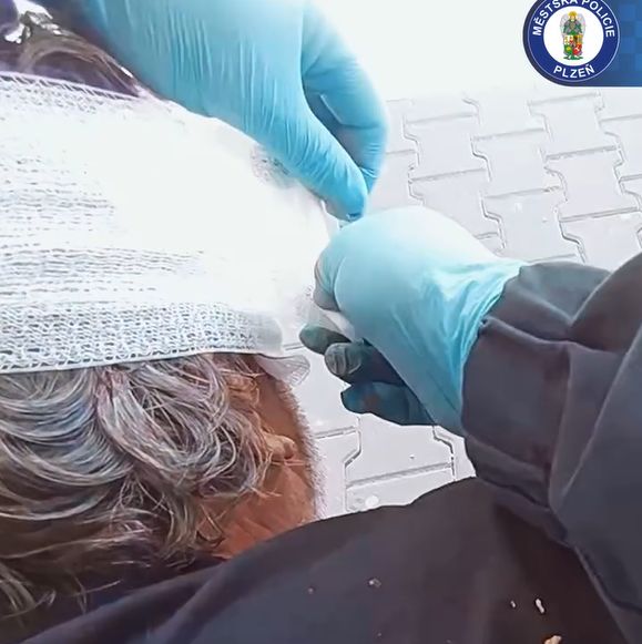Horký den, poranění hlavy a silné krvácení. Strážníci pomohli muži do příjezdu záchranářů