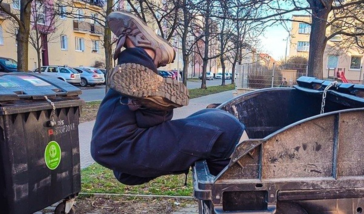 Strážníci vytáhli muže z kontejneru u školky