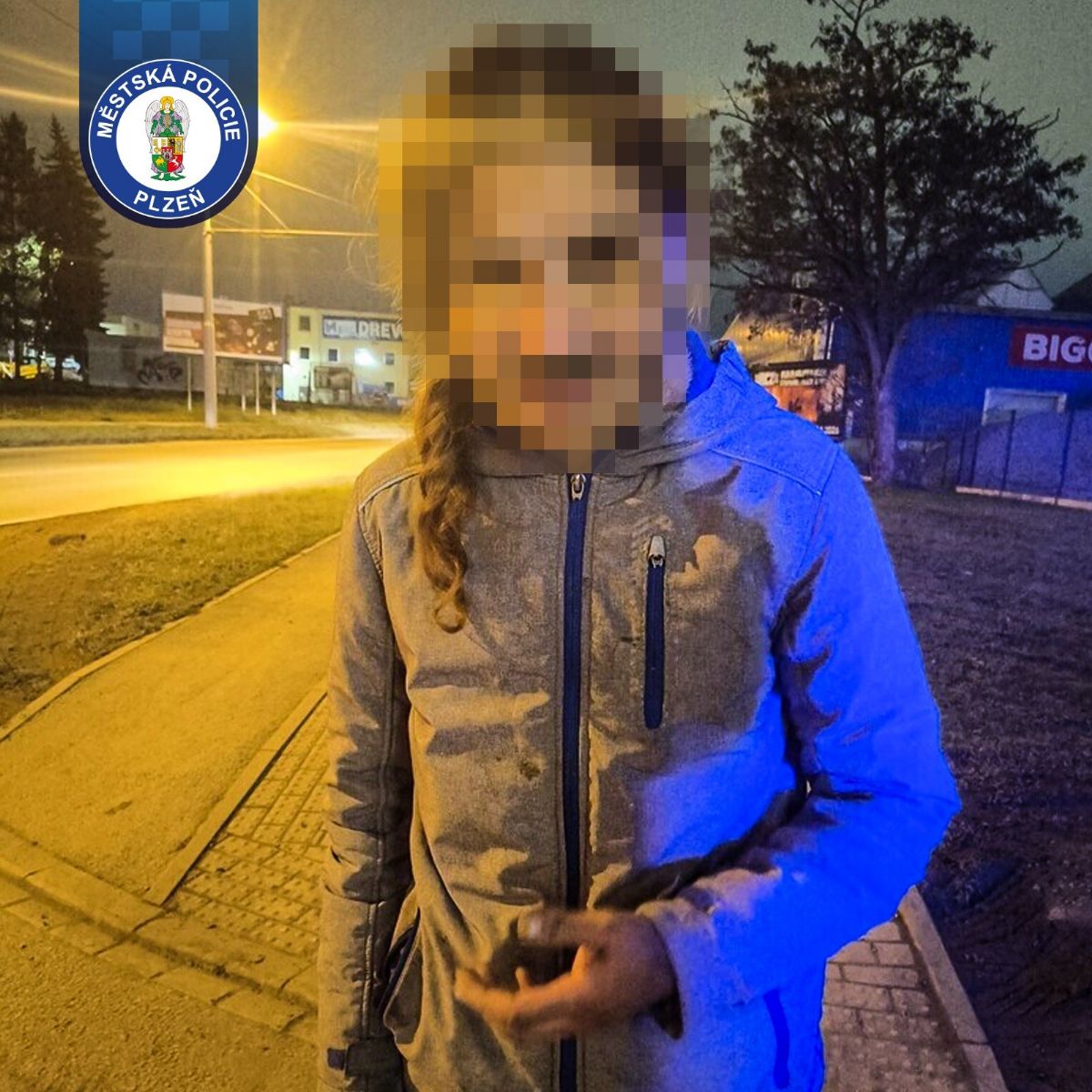 Tváře od bahna, modřina pod okem a toluen