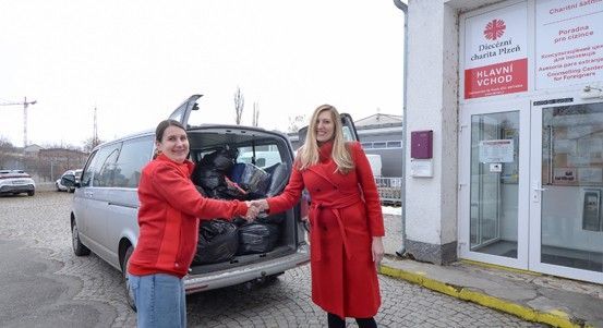 Úředníci poslali první zásilku oblečení pro charitu, zapojte se také