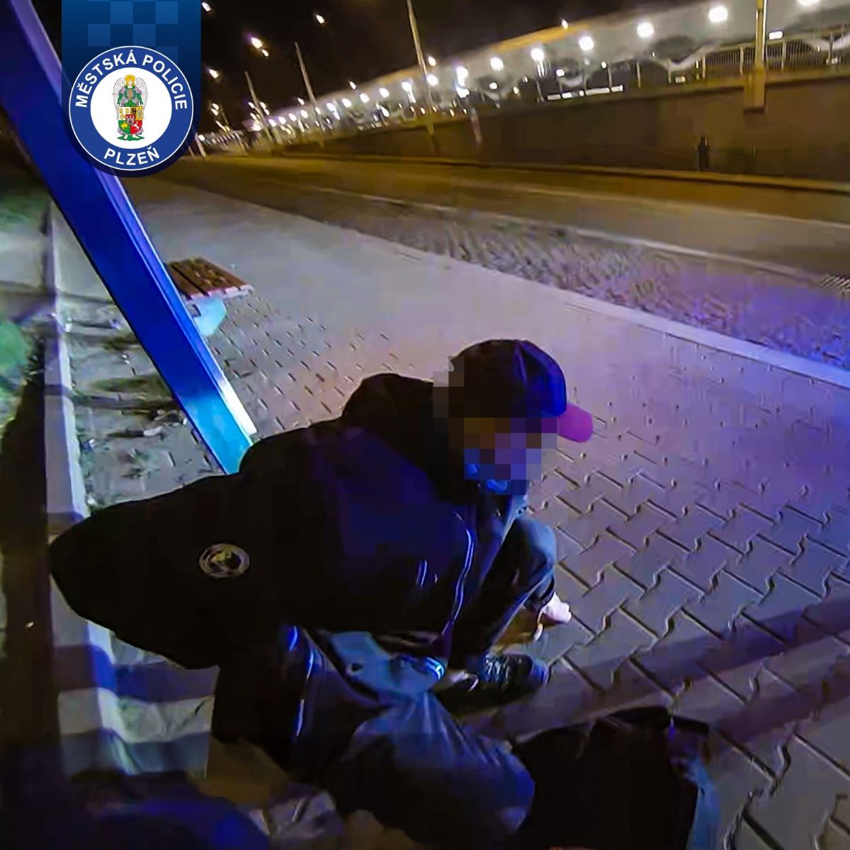 Večerní zásah v Šumavské. Hlídka MP pomáhala 75letému muži v bolestech