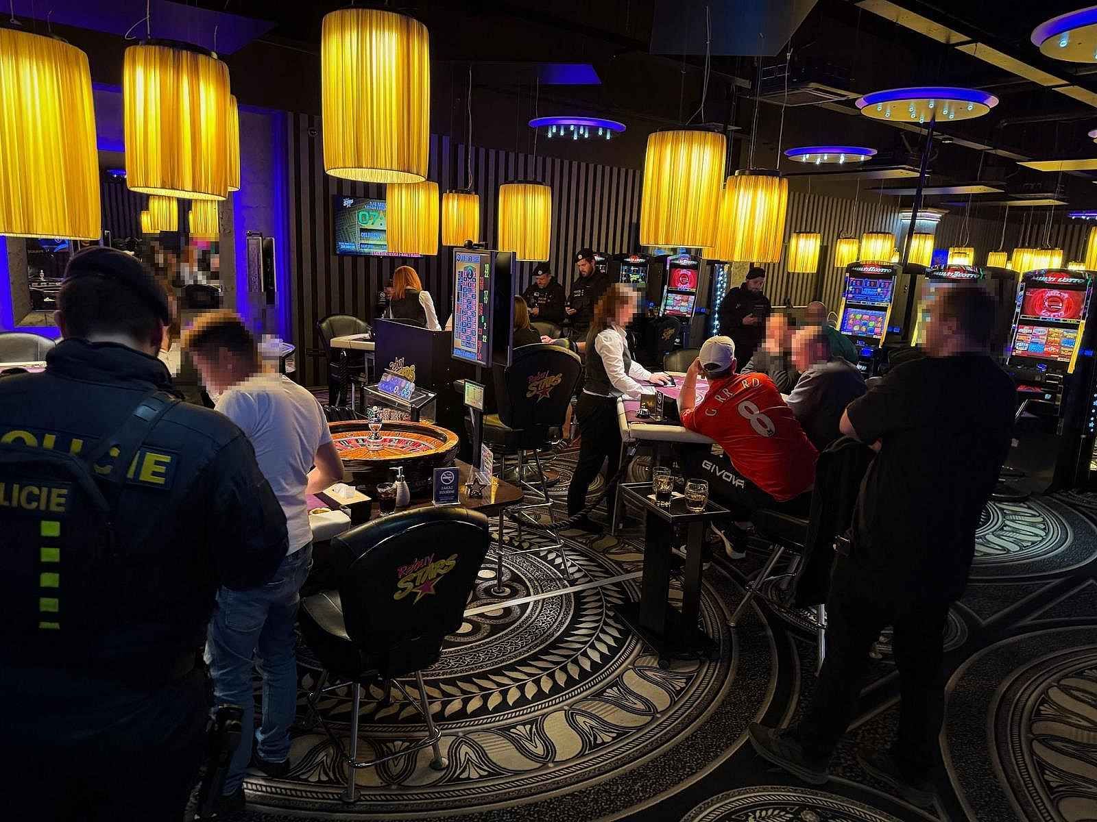 Velká noční akce v Plzni. Desítky policistů řešily přestupky i podávání alkoholu dětem