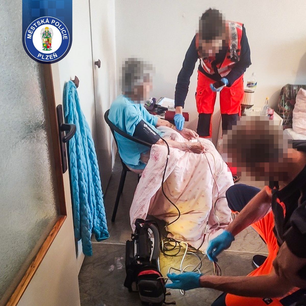 Volání o pomoc z bytu na Doubravce nepřeslechl soused. Strážníci našli zmatenou seniorku