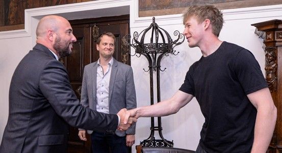 Všímaví mladíci v Plzni pomohli zachránit batole v okně. Primátor jim poděkoval na radnici