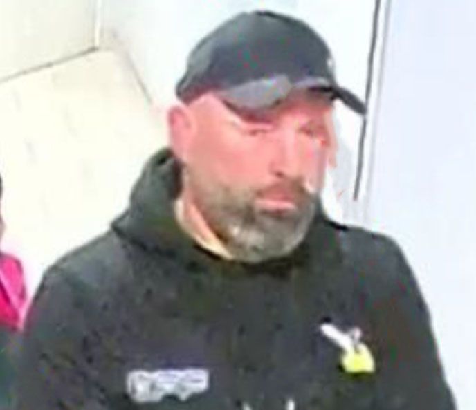 Z bytu v Plzni zmizelo přes 200 tisíc. Policie hledá muže z kamer