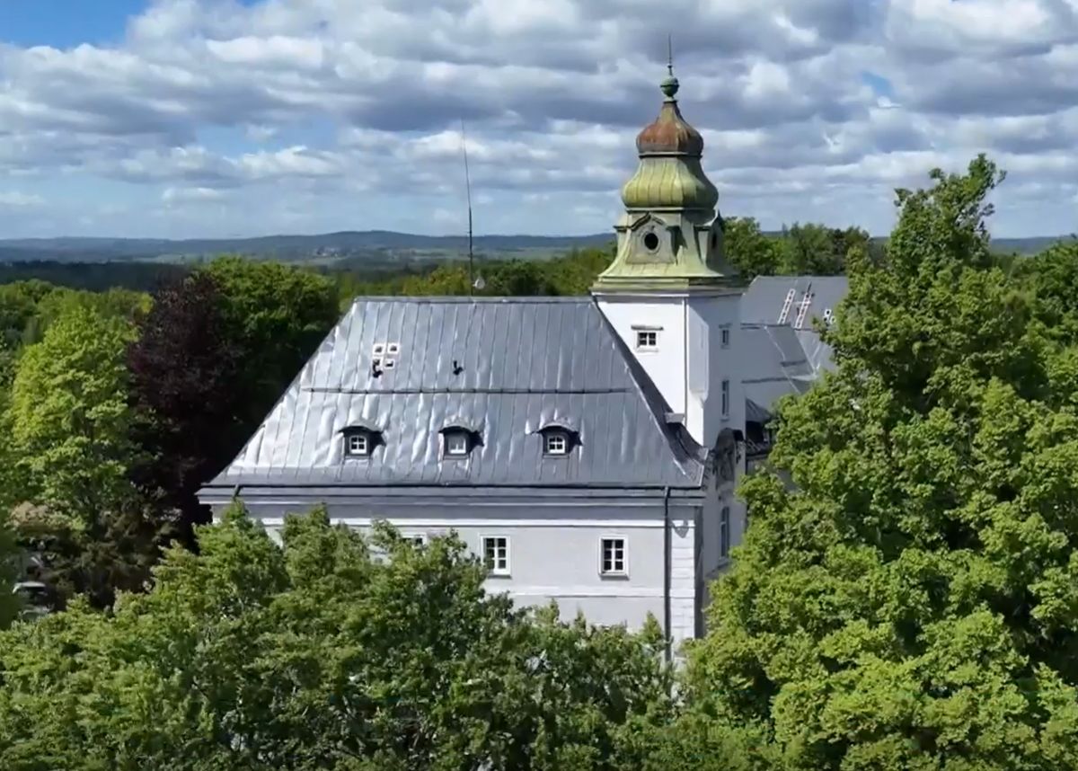 Z chátrajícího zámku je první centrum dlouhodobé péče v Česku. Téměř se zaplnilo