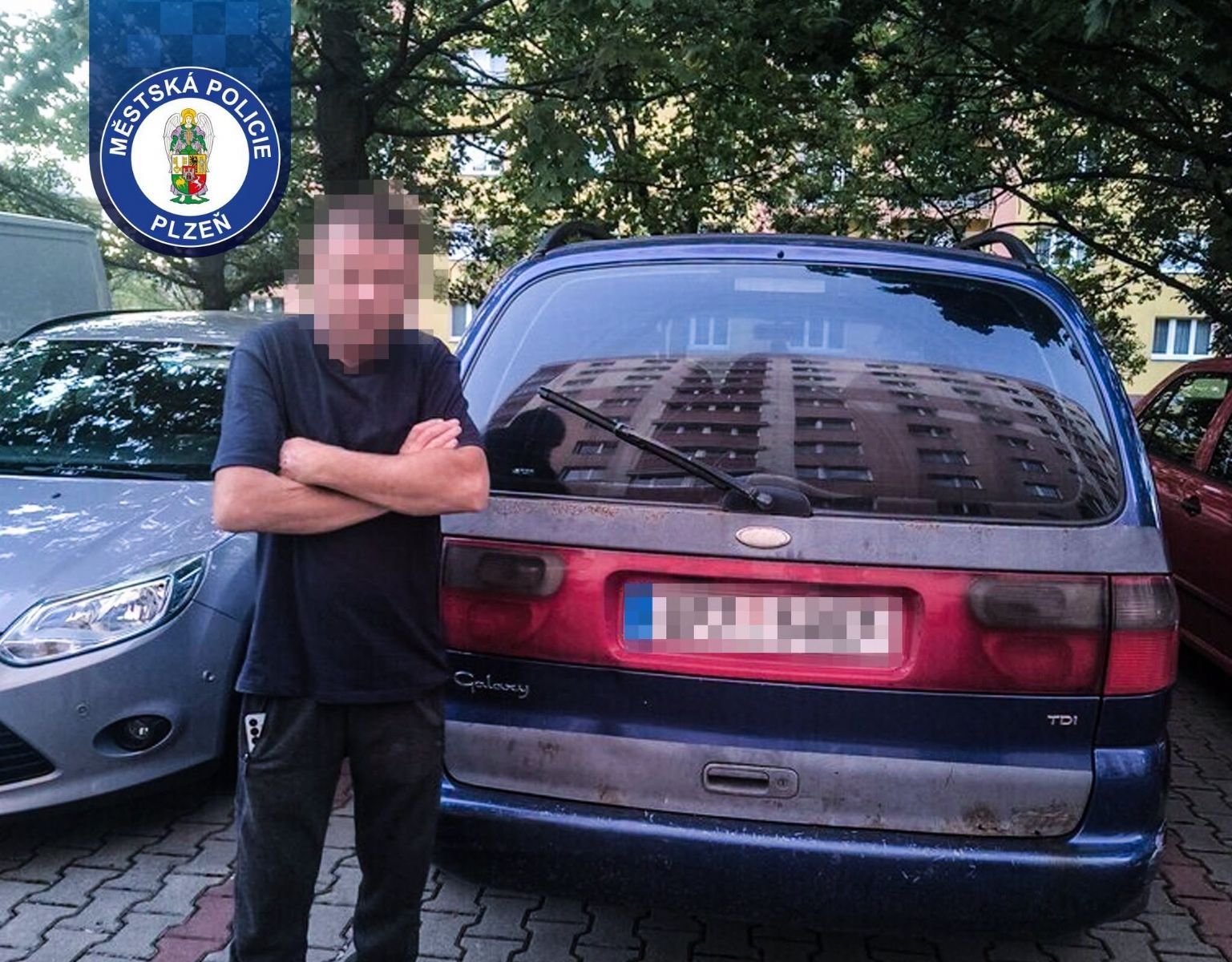 Zpátečka na 3,42 promile už nevyšla. Řidič v Plzni naboural zaparkované auto