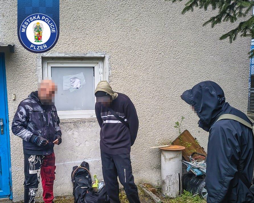 Otevřené okno, tři vetřelci. Noční výprava do firmy v Domažlické skončila v rukou policie