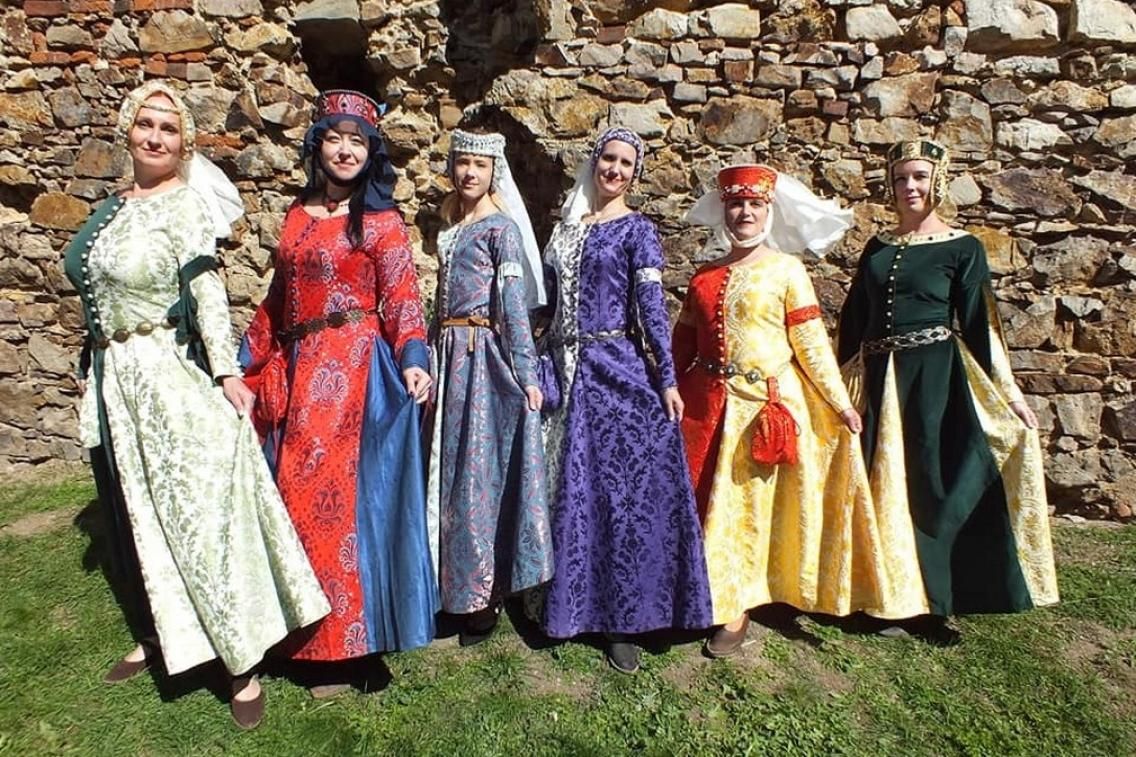 Historie šitá na míru