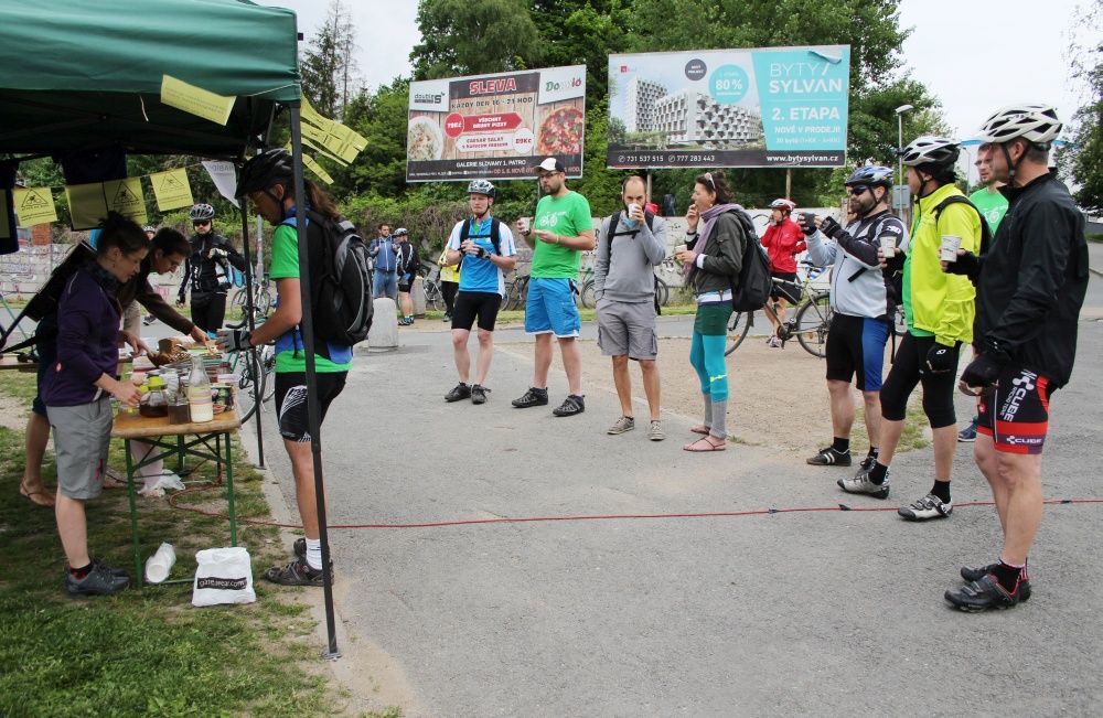 obrázek: Cyklisté si pochutnali na bábovce i domácím chlebu